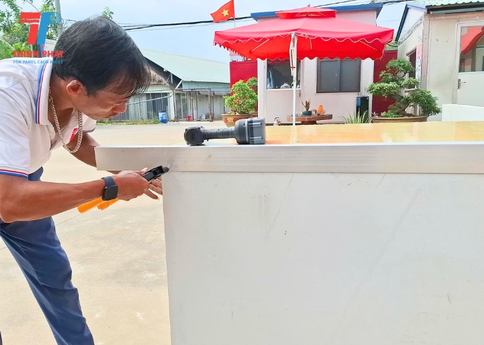 Thi công phụ kiện lắp tấm panel bắn rút rive