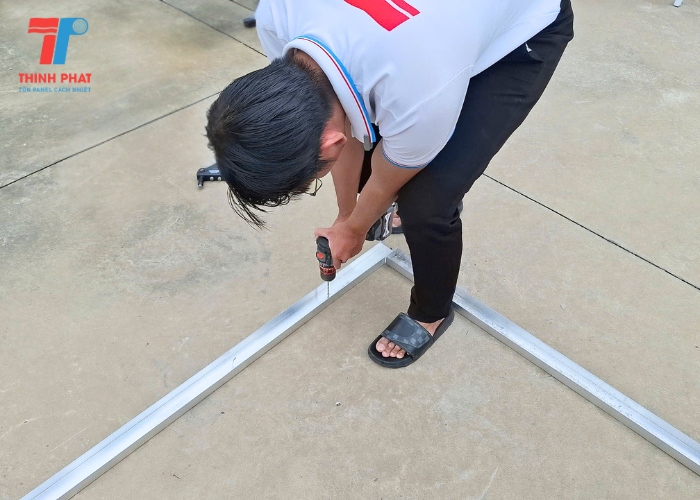 Thi công phụ kiện lắp tấm panel thanh U